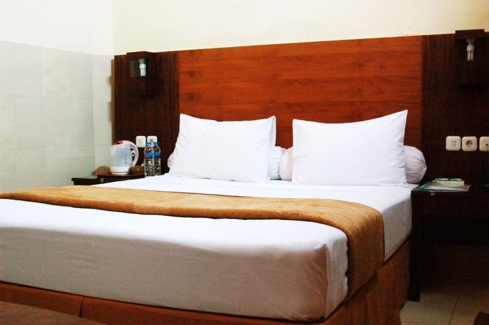 Hotel Keluarga Djagalan Raya Surabaya Exterior foto