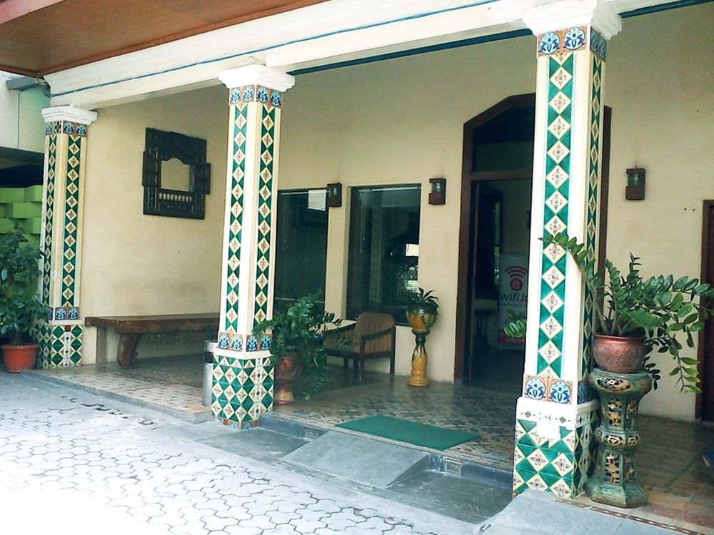 Hotel Keluarga Djagalan Raya Surabaya Exterior foto