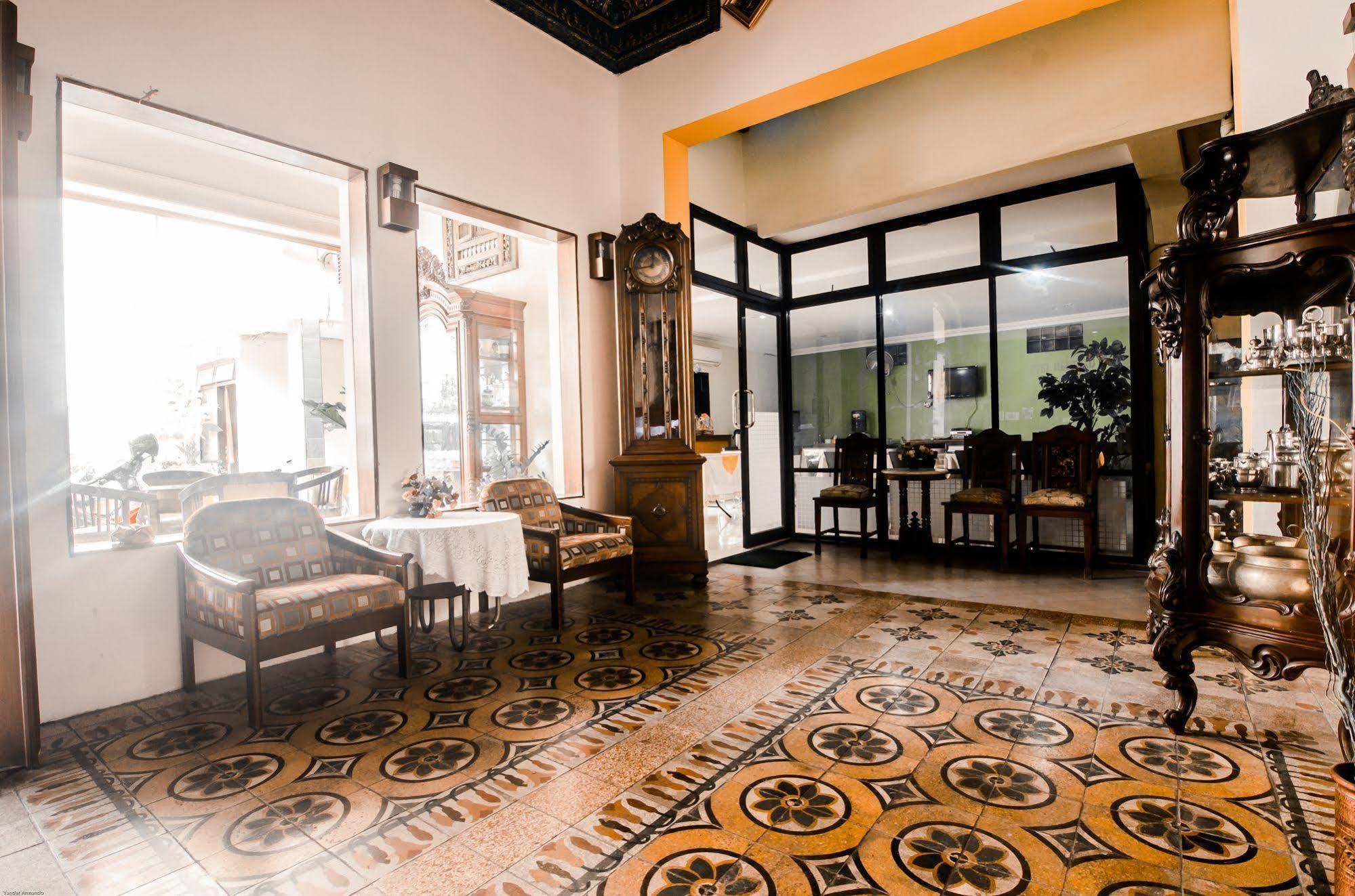 Hotel Keluarga Djagalan Raya Surabaya Exterior foto
