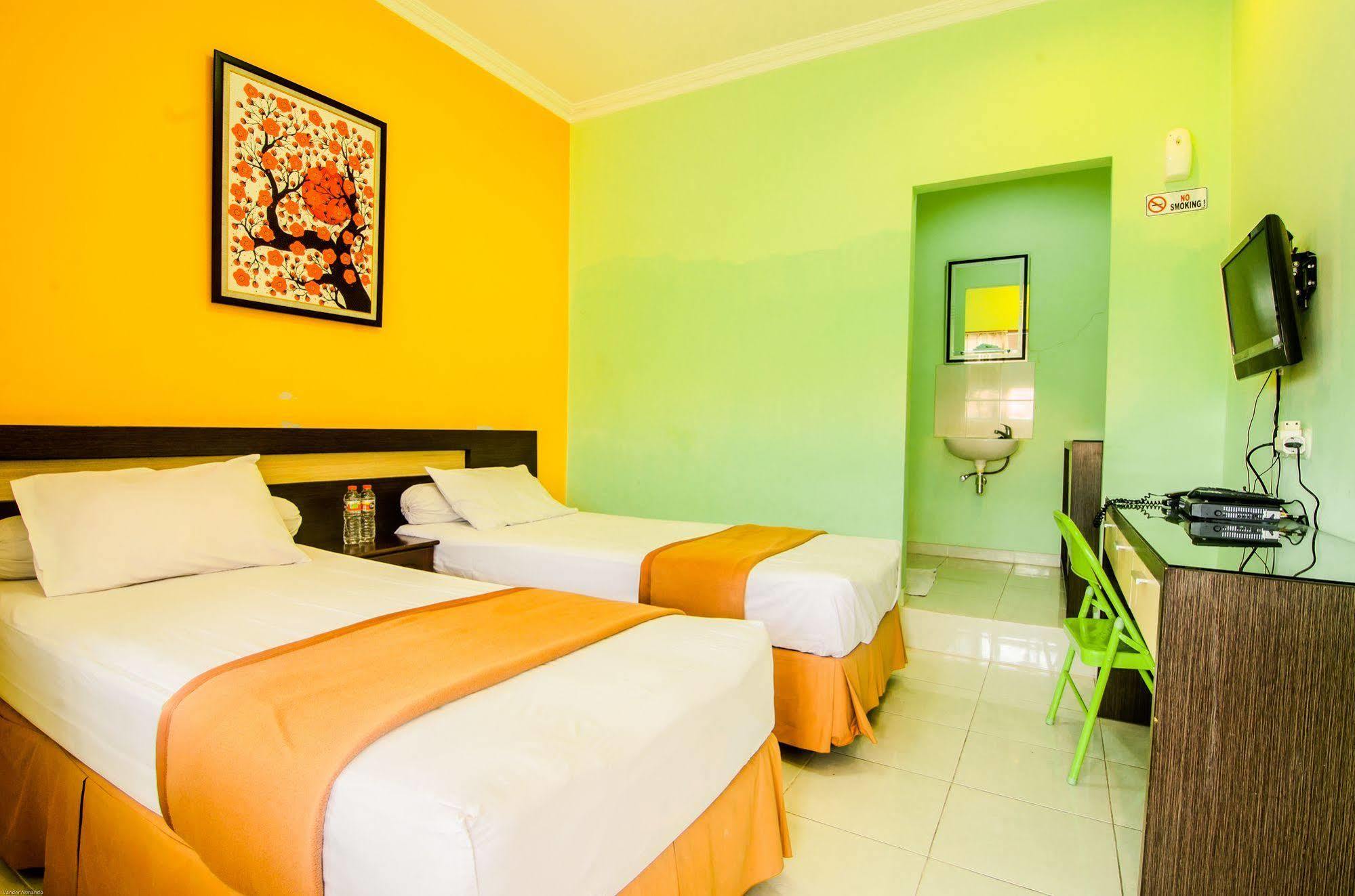 Hotel Keluarga Djagalan Raya Surabaya Exterior foto