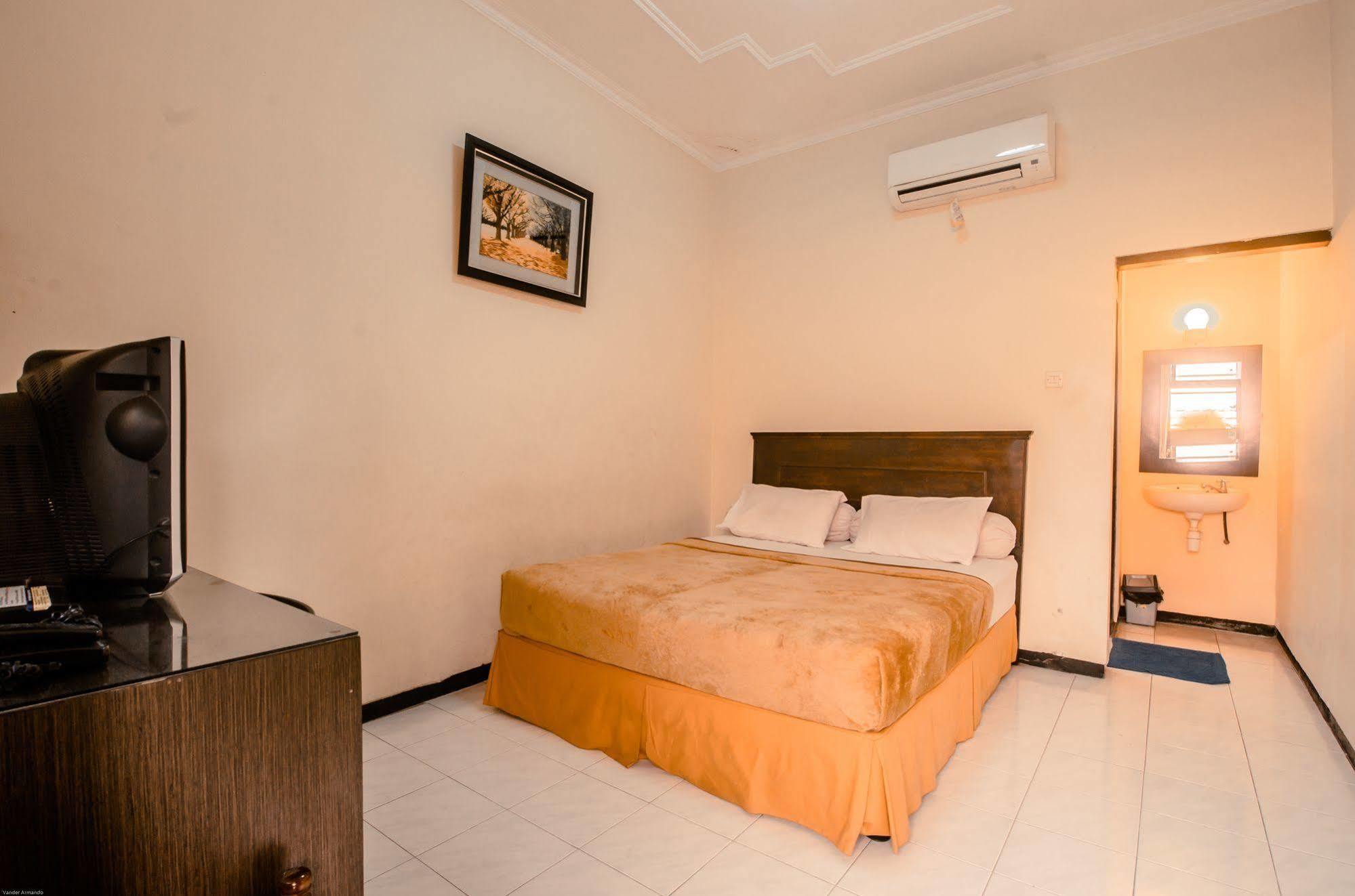 Hotel Keluarga Djagalan Raya Surabaya Exterior foto