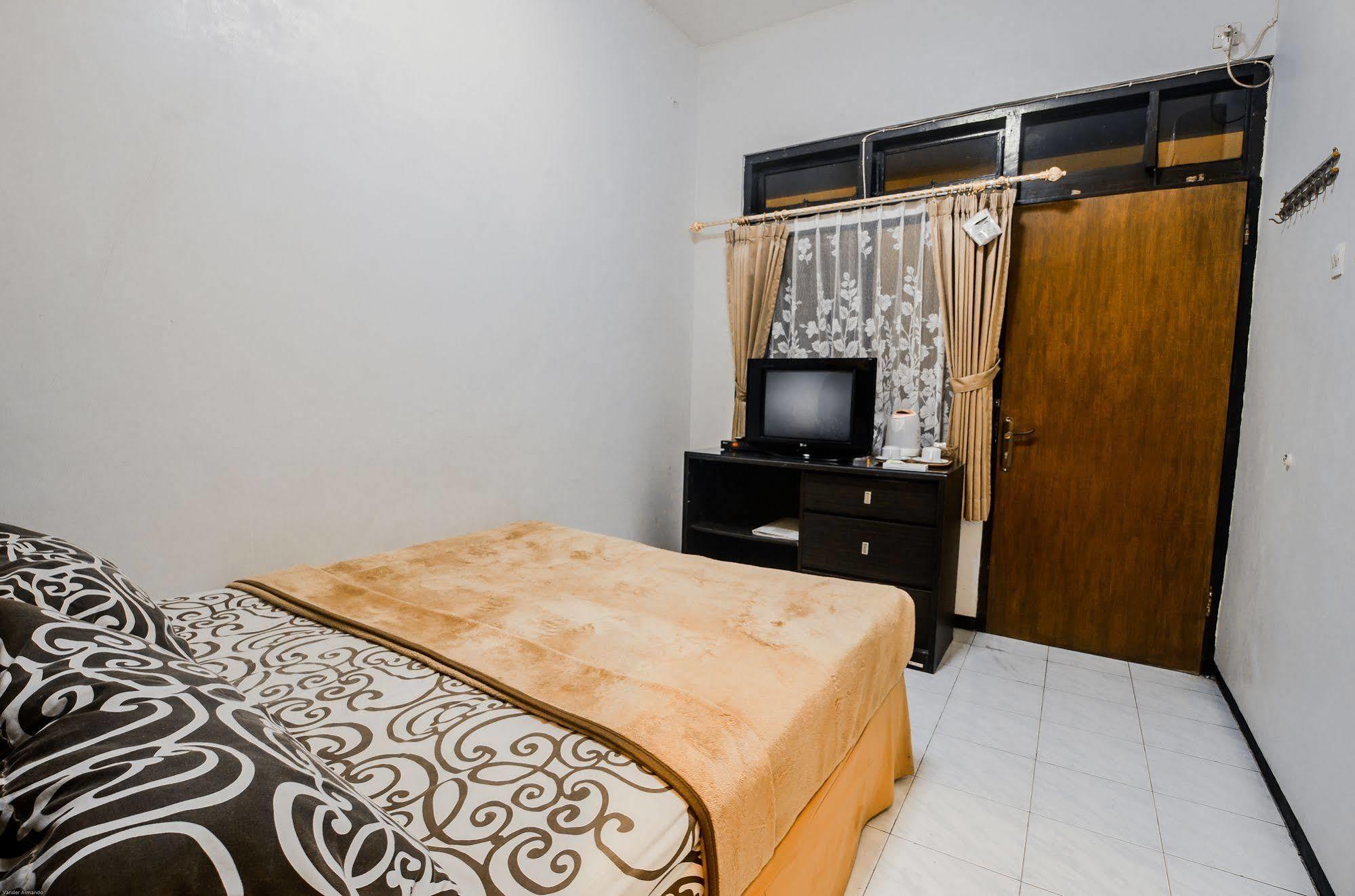Hotel Keluarga Djagalan Raya Surabaya Exterior foto