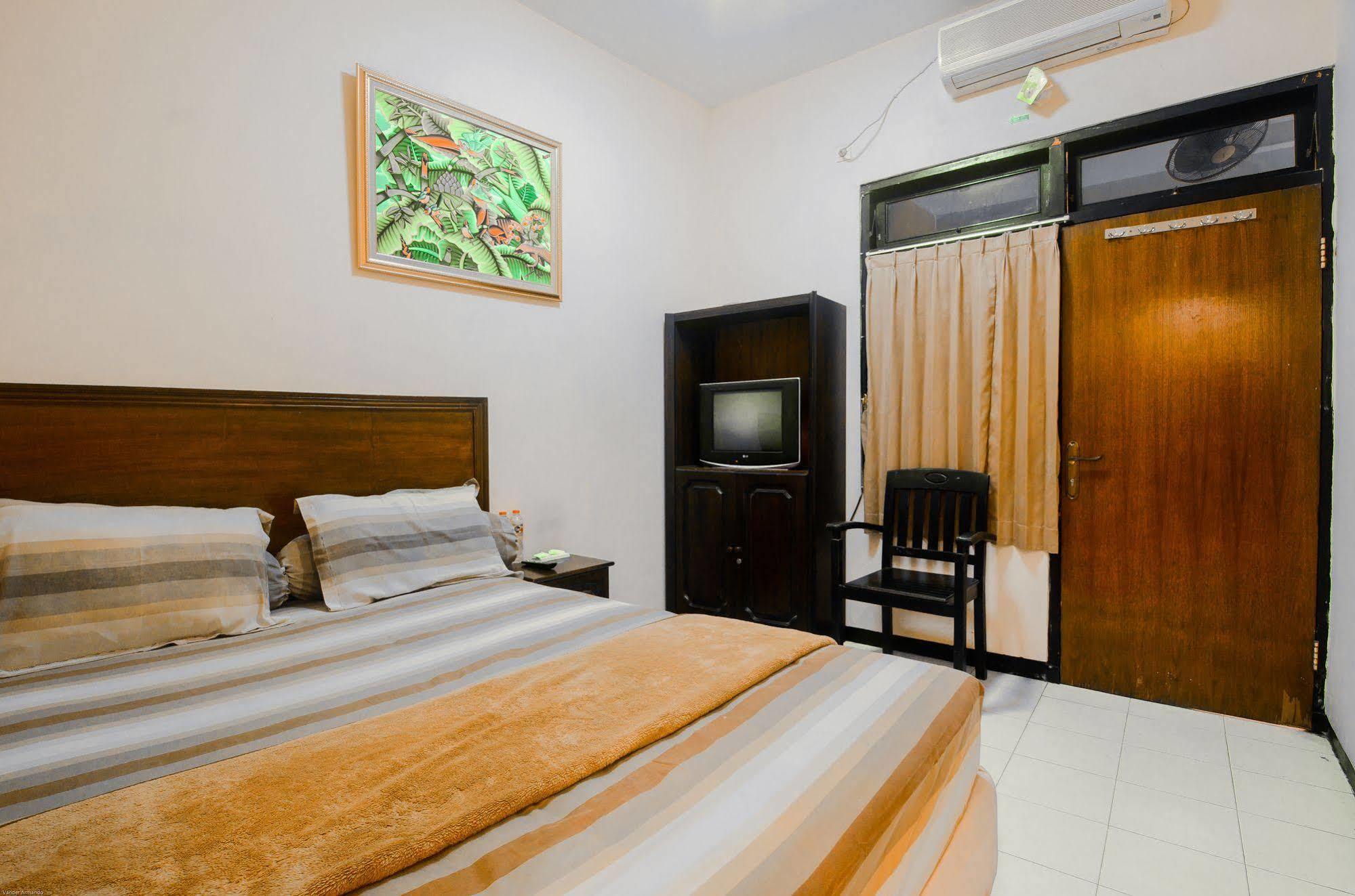 Hotel Keluarga Djagalan Raya Surabaya Exterior foto