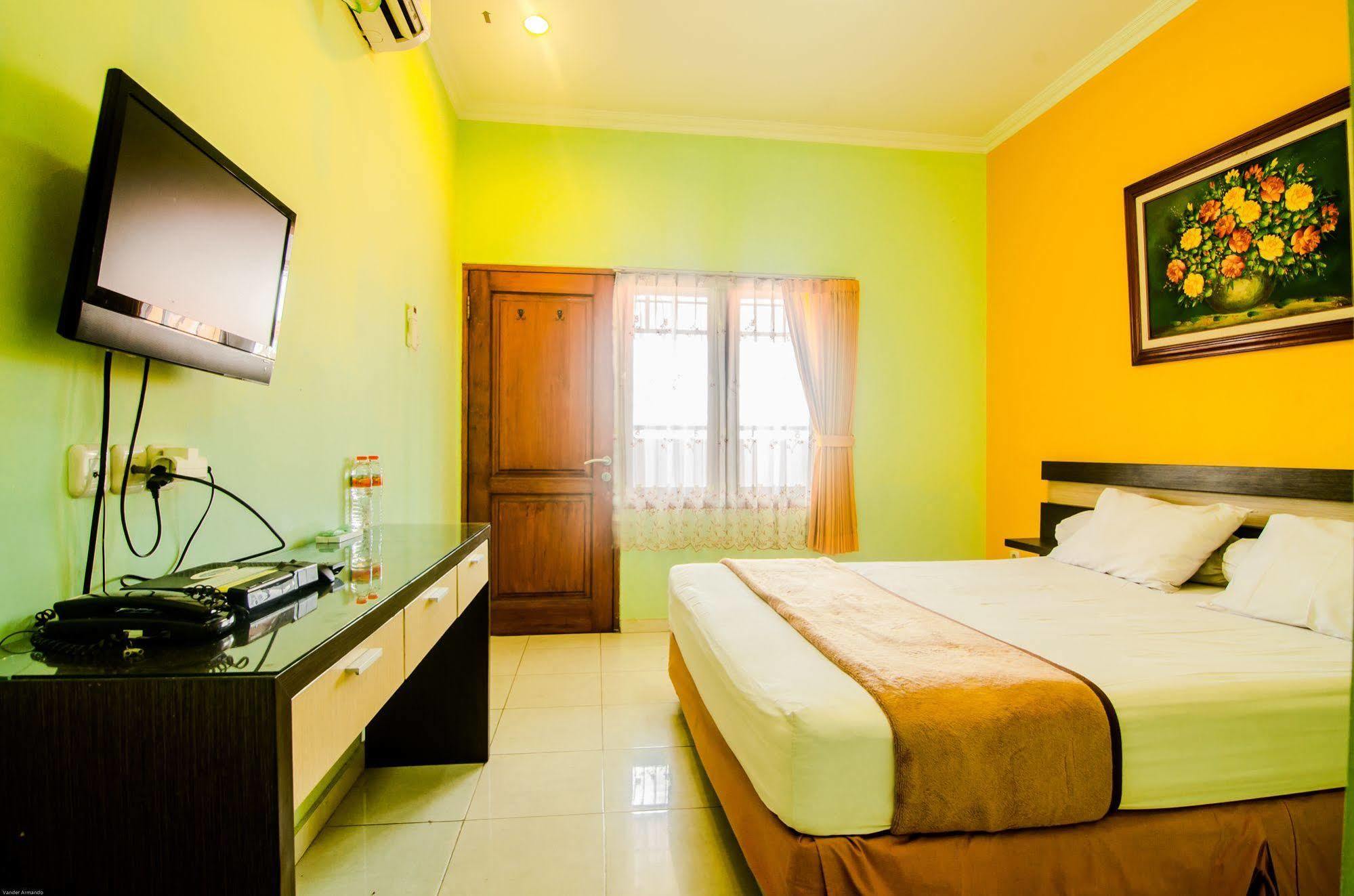 Hotel Keluarga Djagalan Raya Surabaya Exterior foto