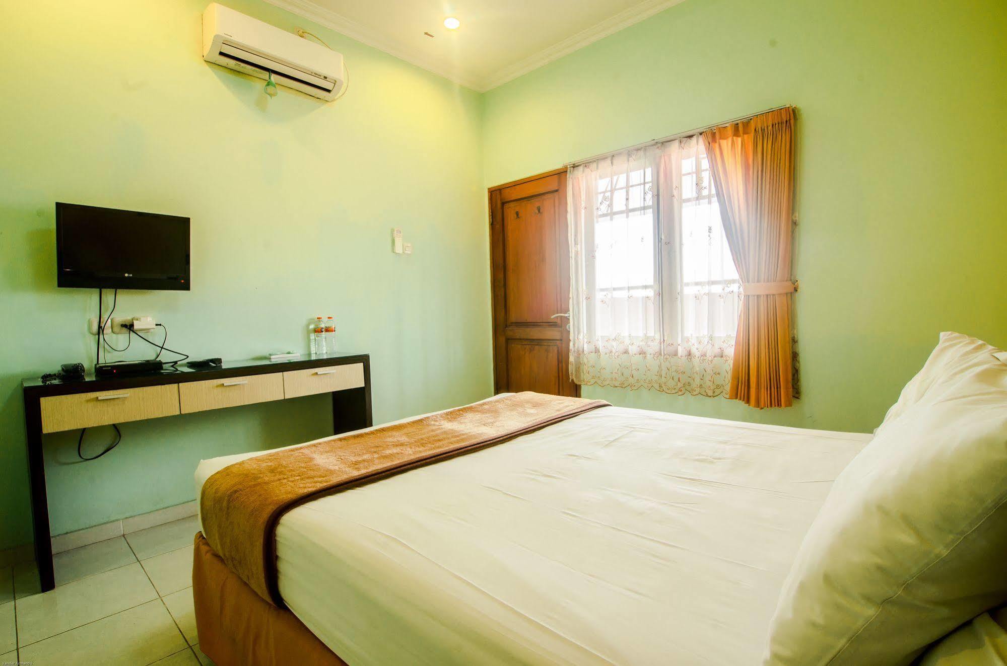 Hotel Keluarga Djagalan Raya Surabaya Exterior foto