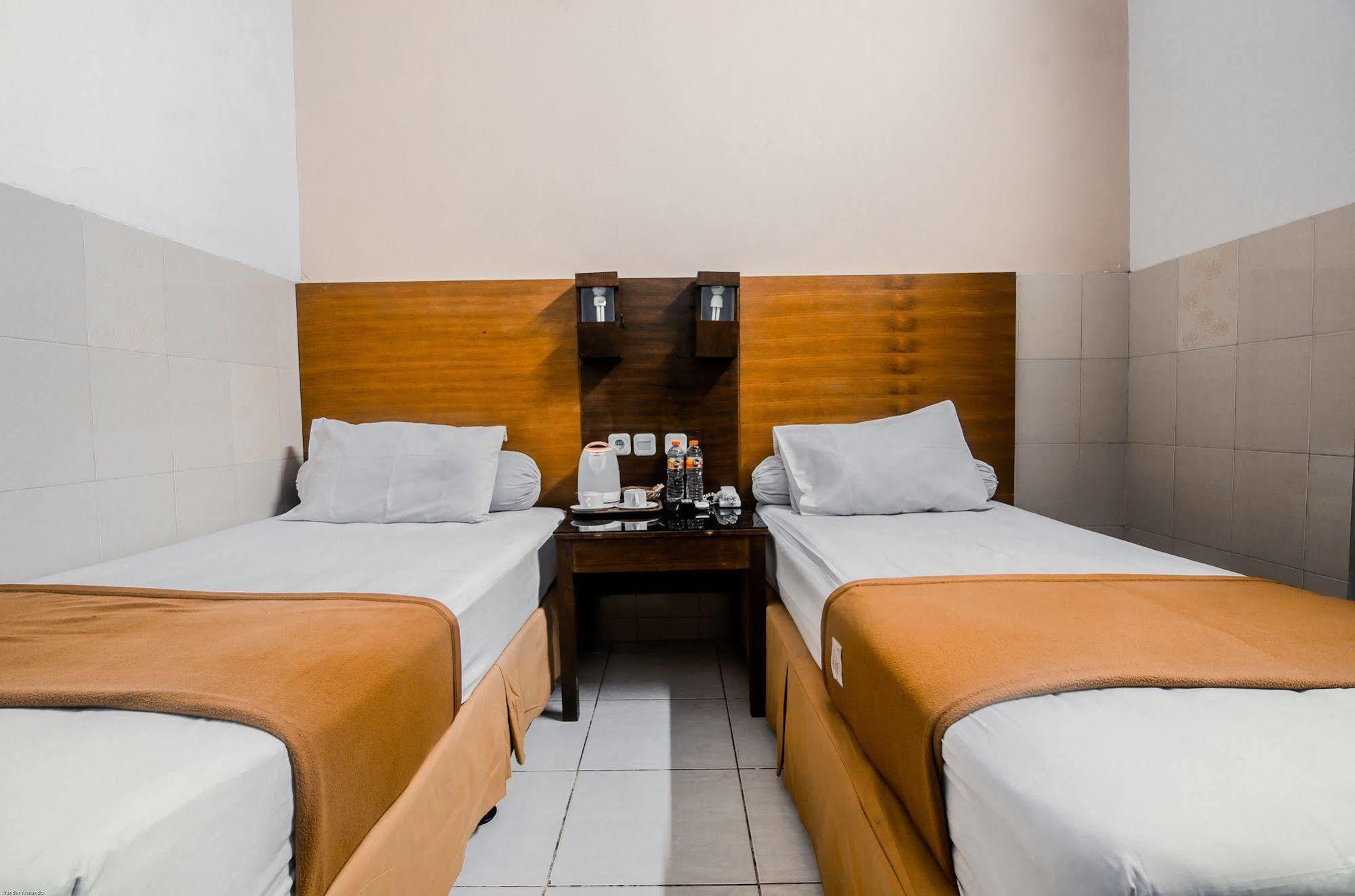 Hotel Keluarga Djagalan Raya Surabaya Exterior foto