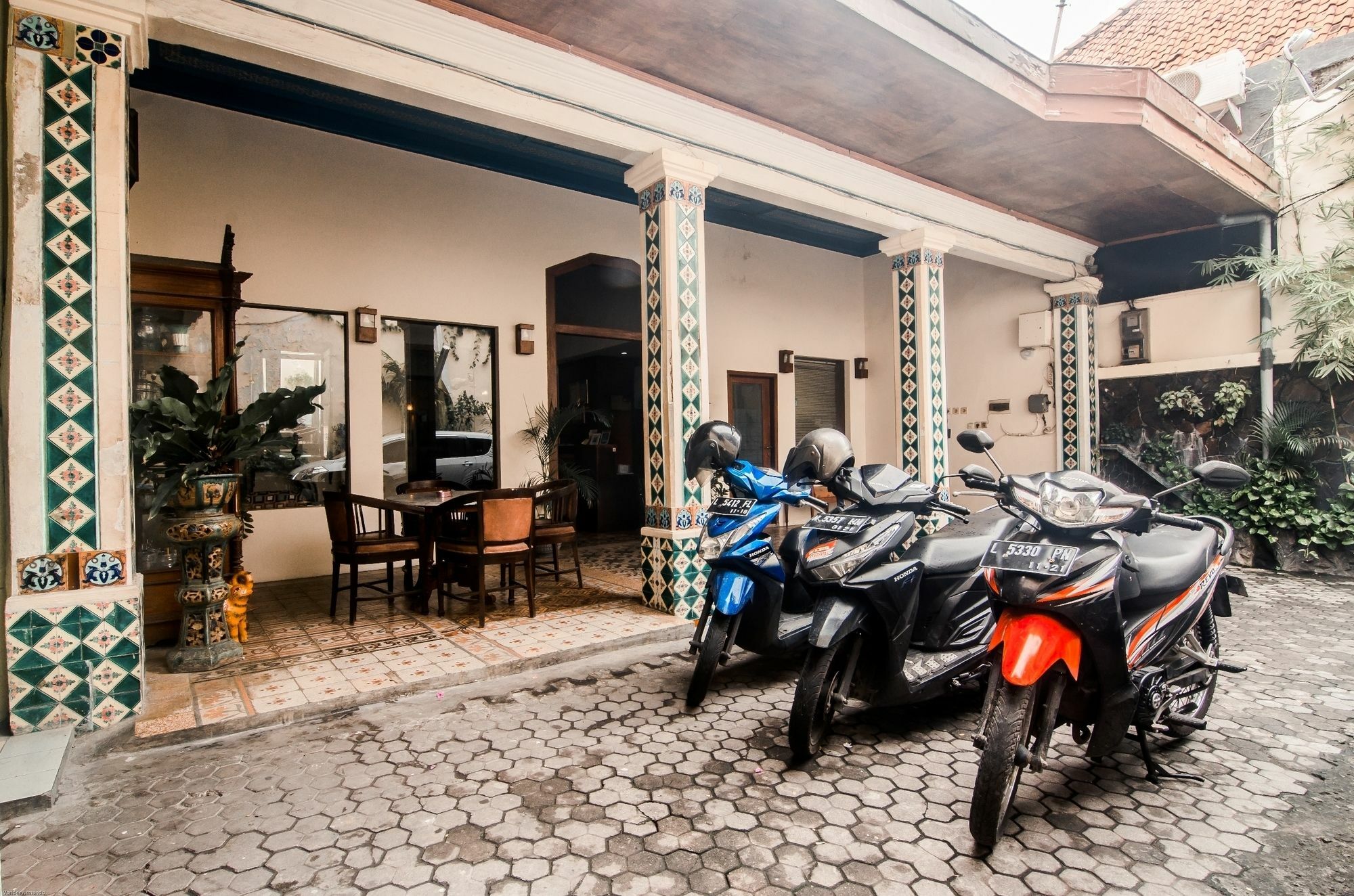 Hotel Keluarga Djagalan Raya Surabaya Exterior foto